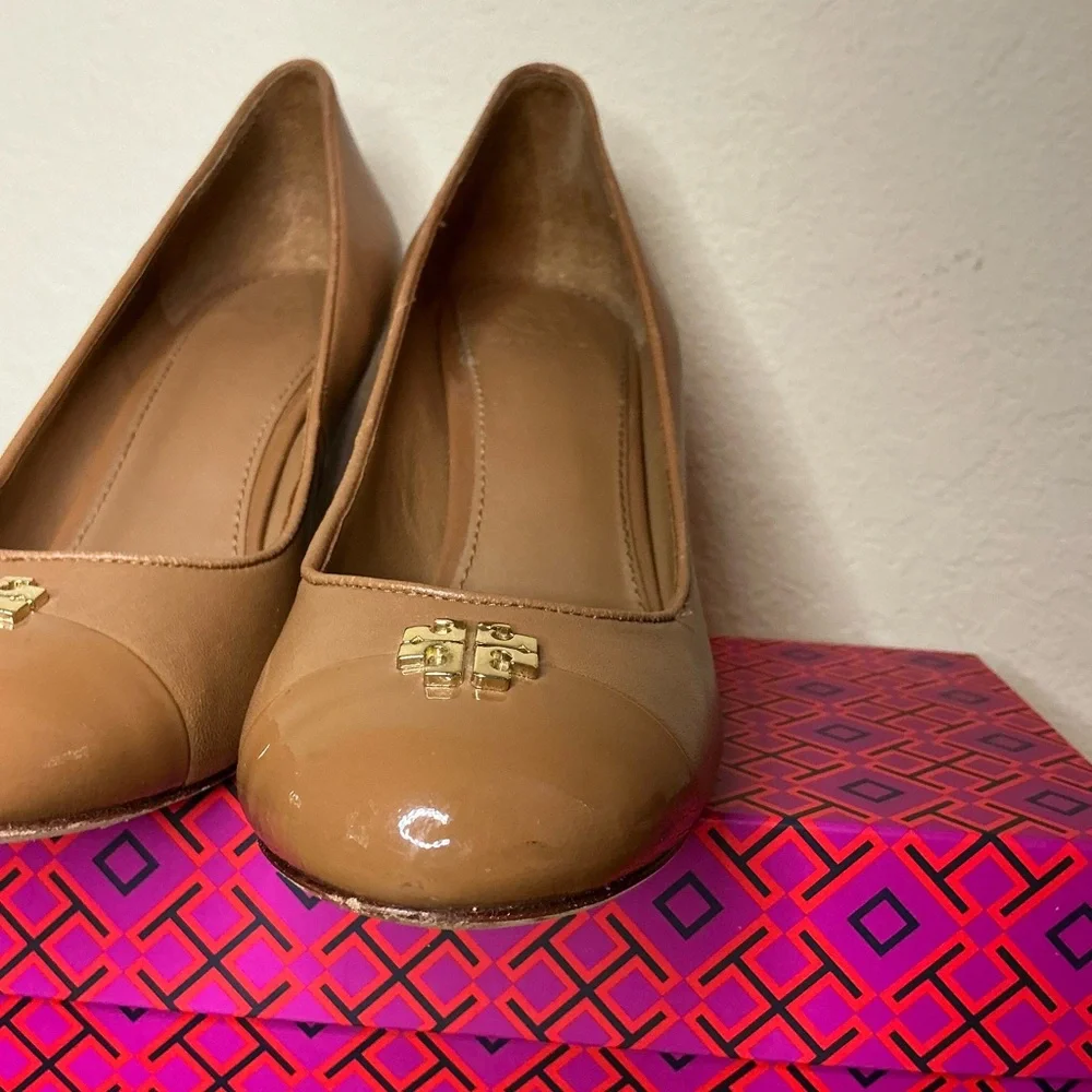 Tory Burch Jolie 85MM Closed Toe Wedge Nappa Patent Leather Royal Tan Size 8